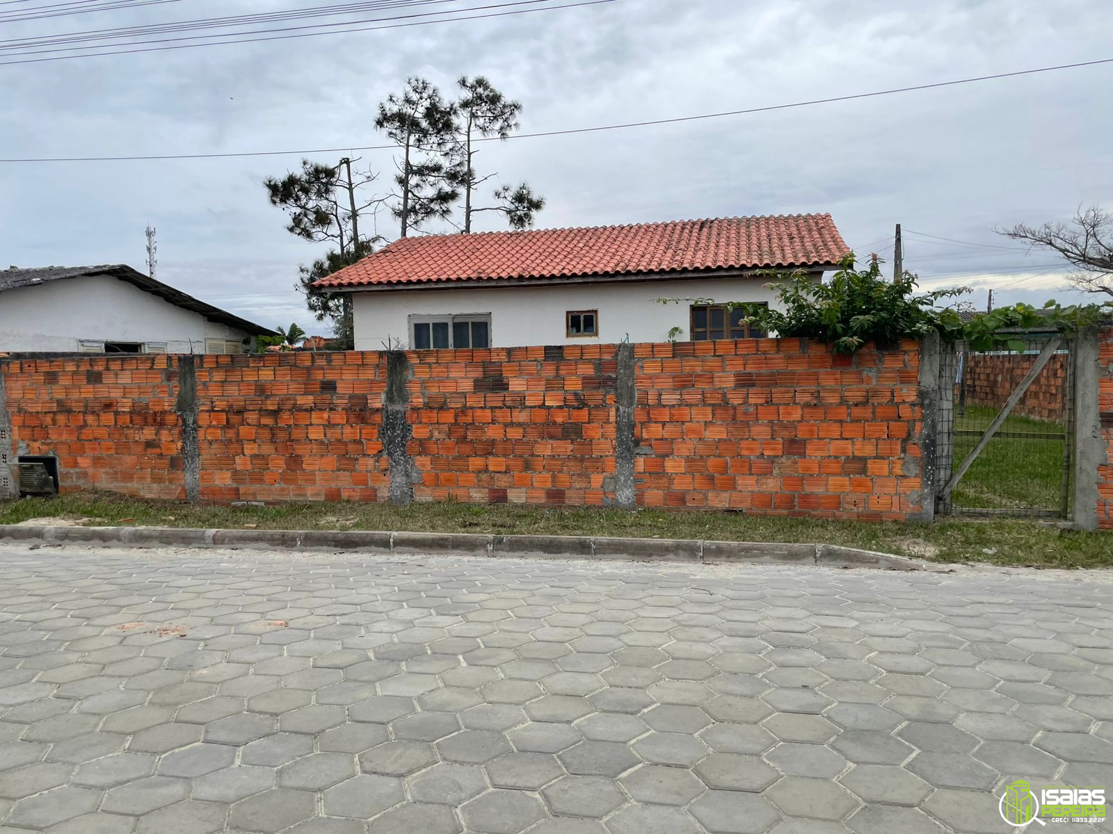 OPORTUNIDADE RARA NO LITORAL! CASA + SALA COMERCIAL POR APENAS R$ 230.000