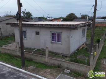 VENDE-SE CASA DE ESQUINA NA PRAIA DE BALNEARIO ARROIO DO SILVA-SC