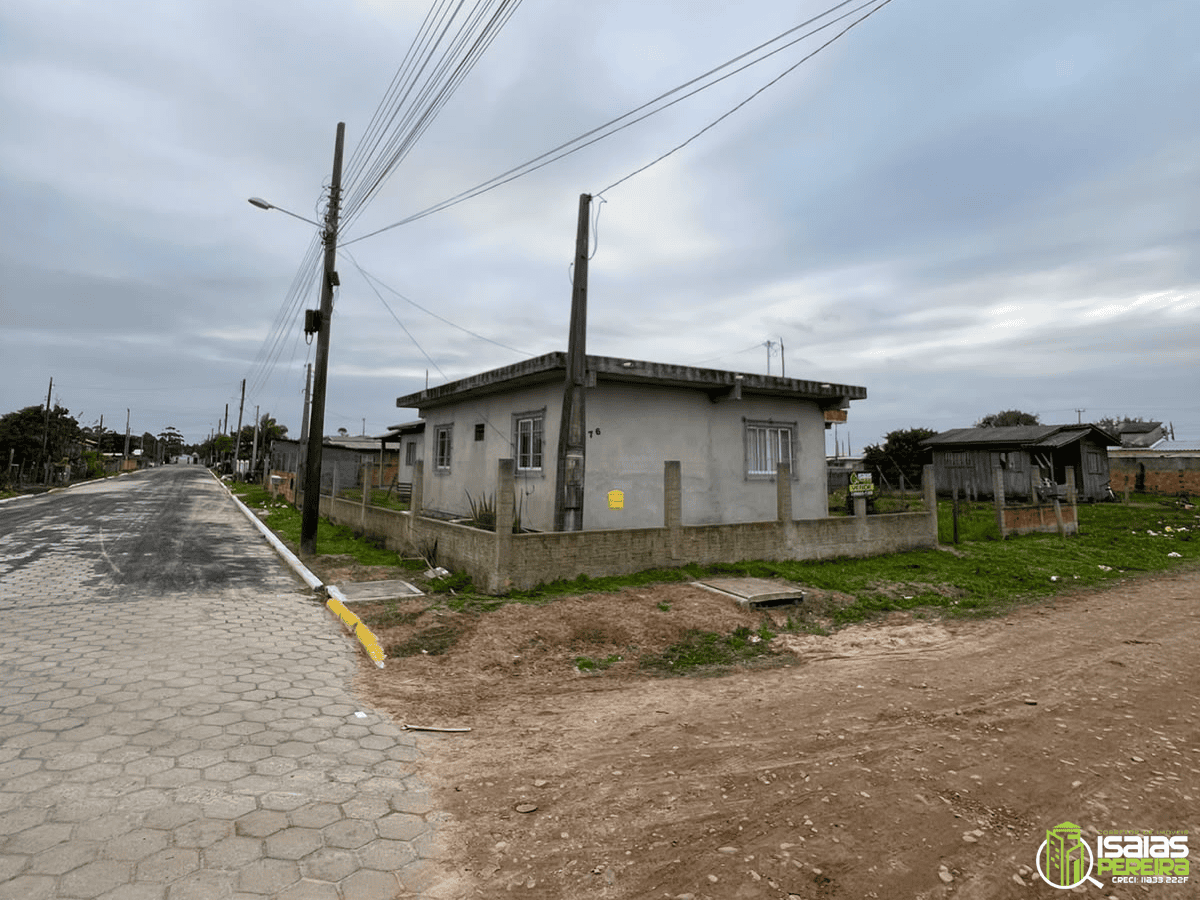 VENDE-SE CASA DE ESQUINA NA PRAIA DE BALNEARIO ARROIO DO SILVA-SC