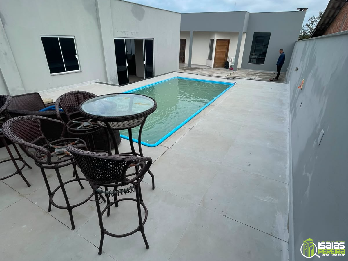 CASA COM PISCINA À VENDA EM BALNEÁRIO ARROIO DO SILVA – SC